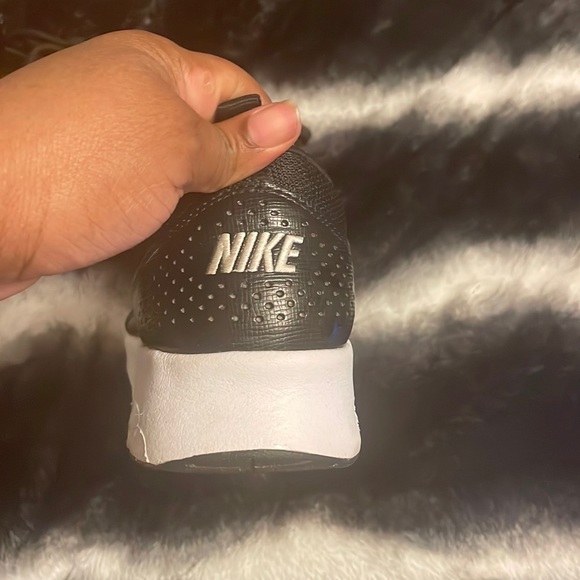 BLACK NIKE SNEAKERS ONLY WORN 3 TIMES - Picture 2 of 8